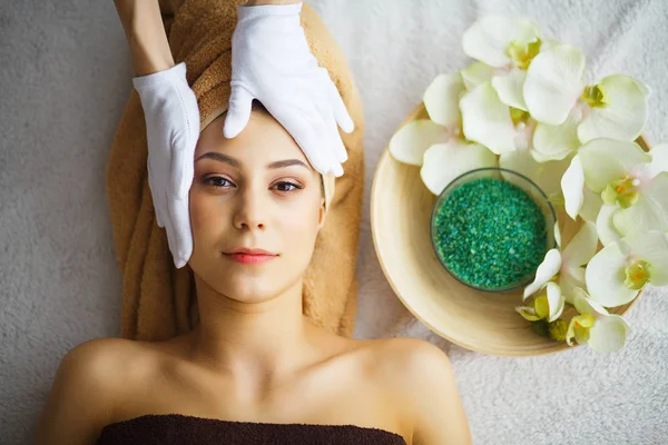 Bellezza Cura Cosmetologo Massaggi Viso Giovane Donna Sdraiata Sul Tavolo — Foto Stock