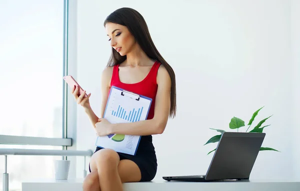 Negócios Jovem Mulher Negócios Sentada Mesa Escritório Big Light Menina — Fotografia de Stock