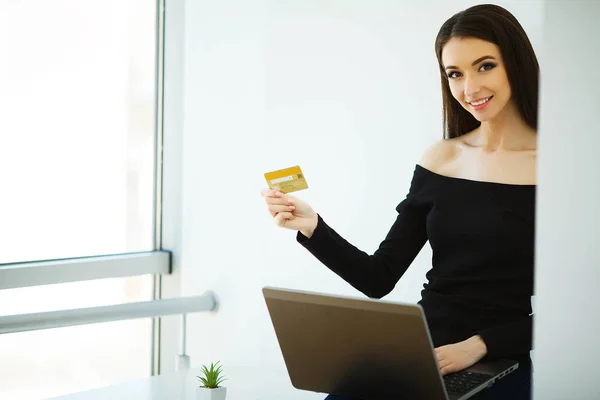 Business Young Business Woman Holding Credit Card Hands Sits Table — Stock Photo, Image