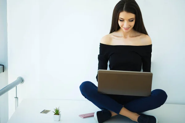 Negocios Hermosa Mujer Trabaja Oficina Luz Mientras Sostiene Computadora Las — Foto de Stock