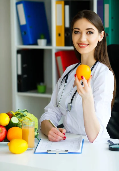 Salud Doctor Dietologist Holds Fresh Orange Hands Nutrición Saludable Verduras —  Fotos de Stock