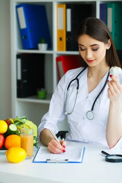 Salud Doctor Dietista Sostiene Las Manos Del Ajo Nutrición Saludable —  Fotos de Stock