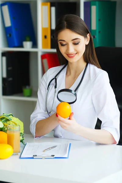 Salud Doctor Dietologist Holds Fresh Orange Hands Nutrición Saludable Verduras —  Fotos de Stock