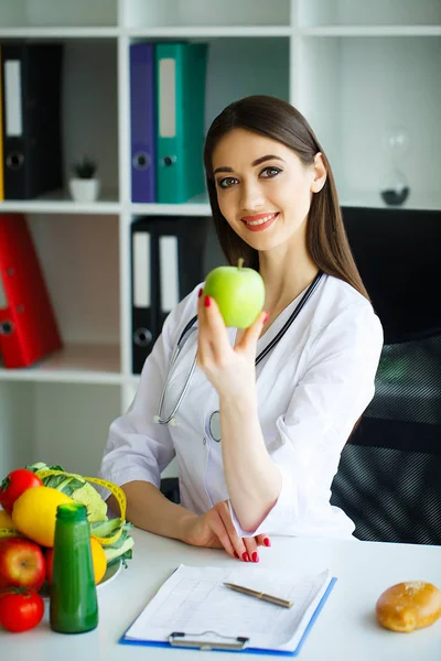 Salud Alimentación Saludable Nutricionista Sostiene Las Manos Fresh Green Apple — Foto de Stock