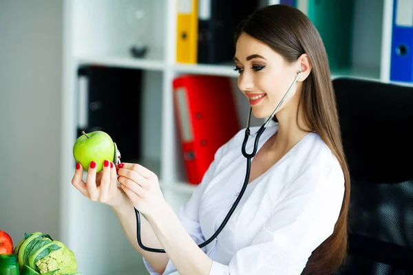 Salud Alimentación Saludable Nutricionista Sostiene Las Manos Fresh Green Apple —  Fotos de Stock