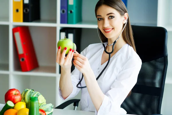 건강입니다 먹는입니다 영양사는 신선한 애플의 하고있다 신선한 야채와 테이블에 의사입니다 — 스톡 사진