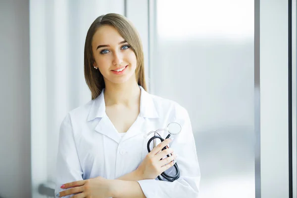 Health Care Female Doctor Standing Hospital Corridor Medical Concept — Stock Photo, Image