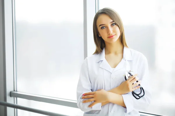 Hälso Och Sjukvård Kvinnliga Läkare Står Sjukhuskorridor Medicinska Begrepp — Stockfoto