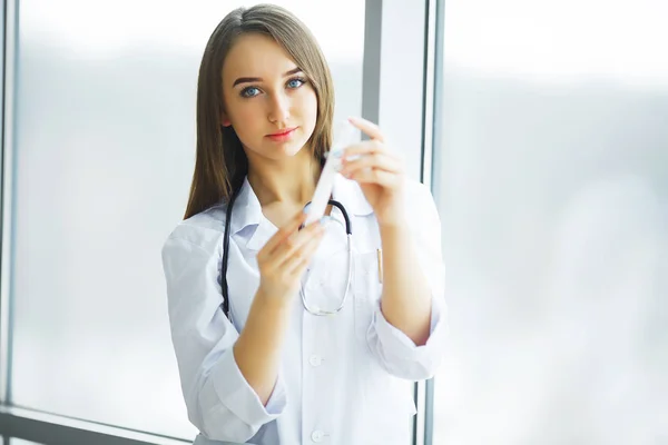 Health Care Female Doctor Standing Hospital Corridor Medical Concept — Stock Photo, Image