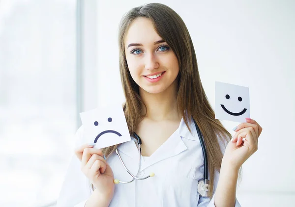 Saúde Doutor Segurando Cartão Com Símbolo Divertido Sorriso Triste Conceito — Fotografia de Stock