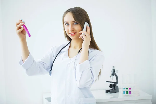 Female Medical Research Scientist Doctor Using Looking Test Tube Clear — Stock Photo, Image