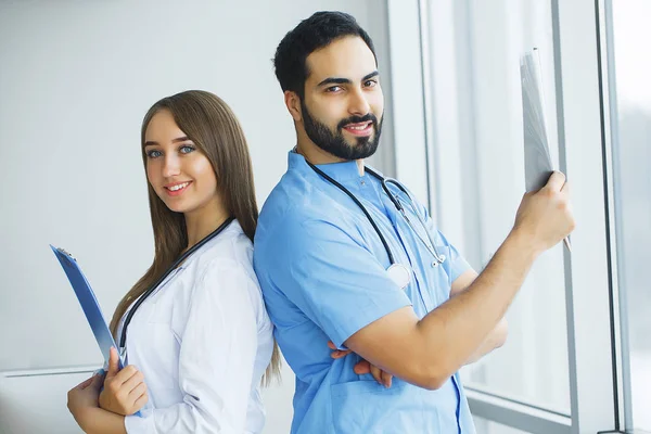 Assistenza Sanitaria Squadra Medica Sta Esaminando Raggi Nel Corridoio Concetto — Foto Stock