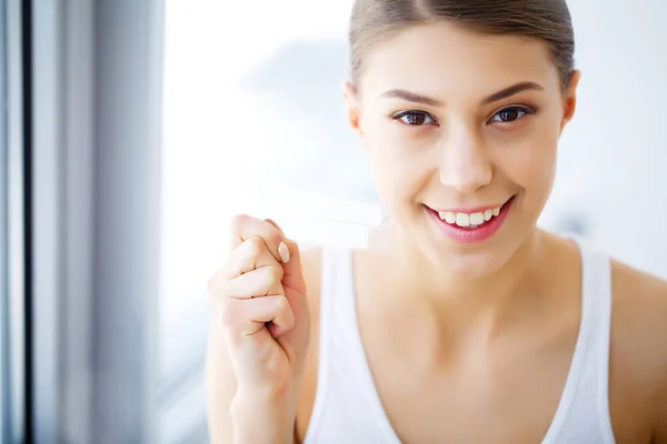 Mulher Usando Dentes Branqueamento Tira Para Belo Sorriso Branco Imagem — Fotografia de Stock