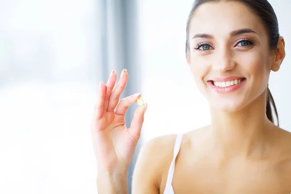 Hermosa Mujer Sosteniendo Aceite Pescado Píldora Mano Nutrición Saludable — Foto de Stock