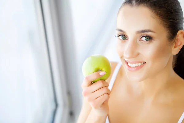 Tandvård Kvinna Med Grönt Äpple — Stockfoto
