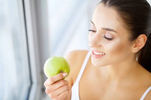 Οδοντιατρική Περίθαλψη Γυναίκα Πράσινο Μήλο — Φωτογραφία Αρχείου