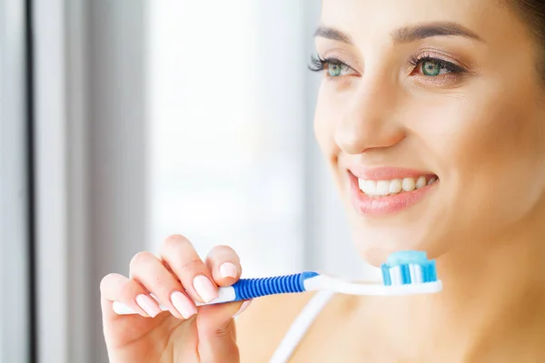 Woman Beautiful Smile Healthy White Teeth Toothbrush High Resolution Image — Stock Photo, Image