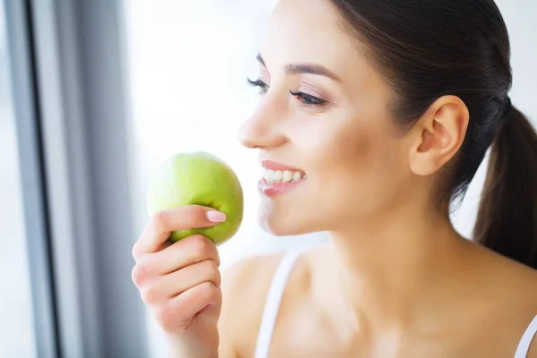 Cuidados Dentários Mulher Com Maçã Verde — Fotografia de Stock