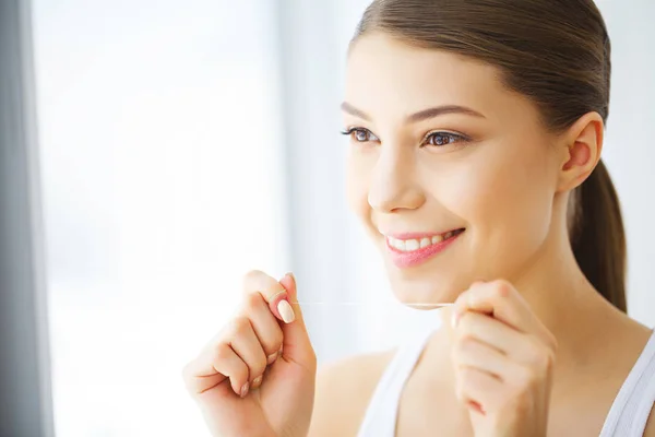 Mujer Usando Blanqueamiento Dientes Tira Para Hermosa Sonrisa Blanca Imagen — Foto de Stock