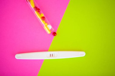 Hamilelik testi. İki şeritler ile olumlu sonucudur. Hap ile kısırlık tedavisinde, bir çocuk hamile kalma yardım et. Gebelik üzerinden tabletleri işe yaramazsa, Doğum kontrolü.