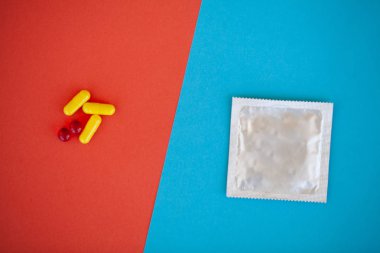 Hamilelik testi. Sonuç olumlu iki şeritler ve prezervatifle gebelik önleyici renkli arka plan, Doğum kontrol hapı, güvenli seks, sağlık concep