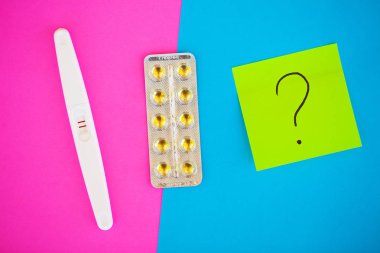 Hamilelik testi. İki şeritler ile olumlu sonucudur. Hap ile kısırlık tedavisinde, bir çocuk hamile kalma yardım et. Gebelik üzerinden tabletleri işe yaramazsa, Doğum kontrolü.