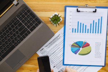 Kadın el yazma veya bir belge imzalama