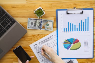 Kadın el yazma veya bir belge imzalama