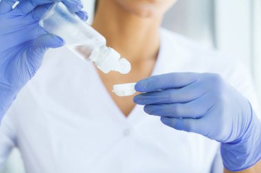 Vizyon ve tıp kavramı. Genç kız göz damlası elinde tutar. Yeşil gözleri ve kontakt lensler ile güzel bir kadın portresi. Sağlıklı bir görünüm. Yüksek çözünürlük