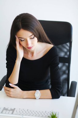 Ağrı. İş kadını bir ofis onu kötü duruş bir boyun ağrısı muzdarip.