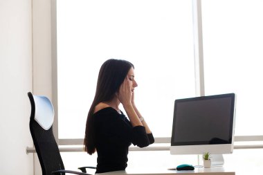 Ağrı. Sağlık sağlık bakım concep. Vasıl okul sırası oturan kötü hissediyor sendromu belirti baş ağrısı muzdarip başında elini tutarak üzgün üzgün muhasebeci portresi. Sağlık sağlık bakım kavramı