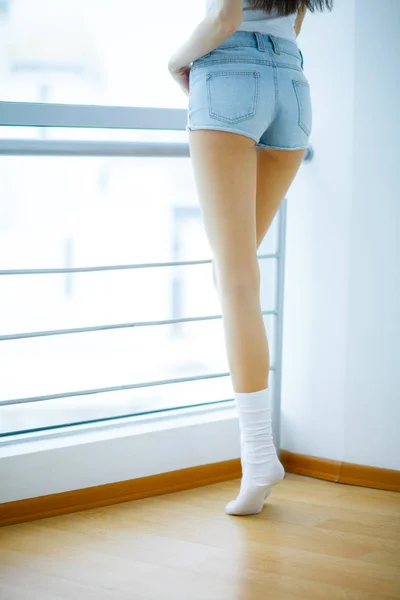 Chica Joven Relajándose Casa Coqueta Chica Descansando Sala Estar — Foto de Stock