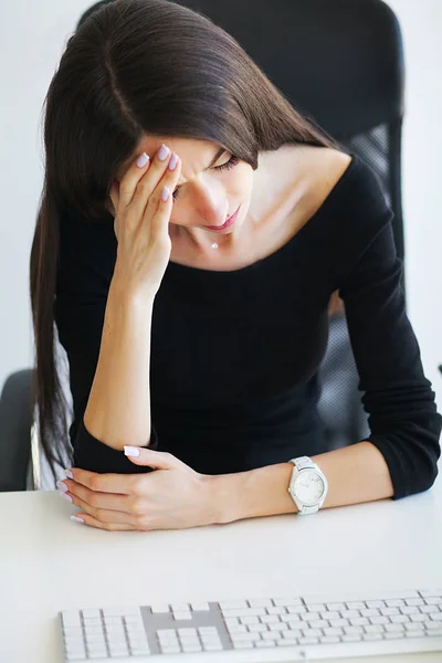 Ból Biznes Kobieta Cierpi Ból Szyi Złe Postawy Jej Biurze — Zdjęcie stockowe
