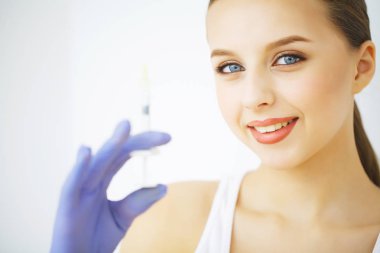 Dudak estetik ameliyat enjeksiyon genç kadının yüzünde