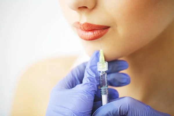 Botox Injekció Beadását Végző Kozmetikus Kezeinek Közelsége Női Ajkakon Fecskendő — Stock Fotó