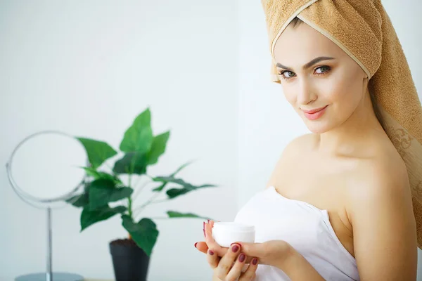 Vrouw Houd Cosmetische Crème Mooi Gezicht Jonge Model — Stockfoto