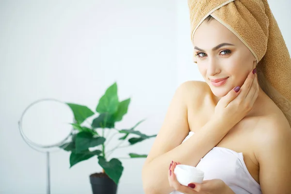 Szépség Ifjúsági Skin Care Koncepciót Közelről Gyönyörű Kaukázusi Arca Álló — Stock Fotó