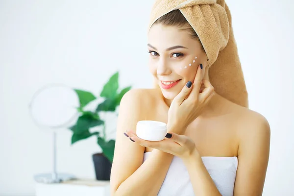 Schoonheid Gezicht Van Vrouw Met Cosmetische Crème Gezicht — Stockfoto