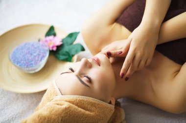 Masör yapıyor spa salonda bir kadın baş masajı