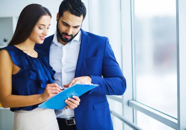 Ofis Şirket ortak projede görüşmek için oldukça karışık ırk kadın ve onun sakallı meslektaşım kullanarak telefon