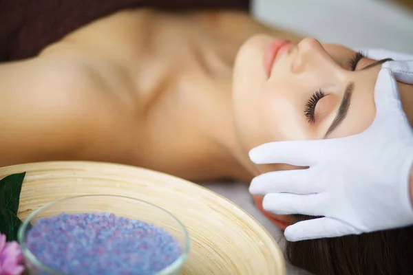 Masseur Faire Massage Tête Une Femme Dans Salon Spa — Photo