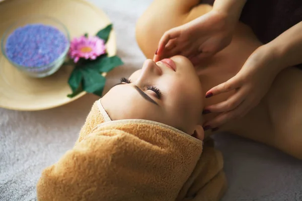 Masażysta Robi Masaż Głowy Kobiety Salonie Spa — Zdjęcie stockowe