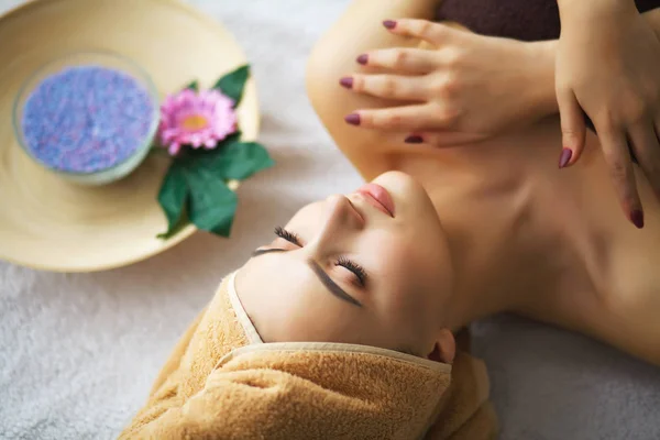 Mooie Vrouw Krijgen Massage Spa — Stockfoto