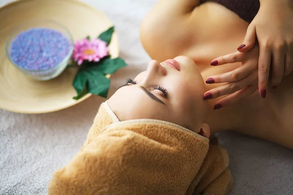 Massaggiatore Facendo Massaggio Testa Una Donna Nel Salone Spa — Foto Stock