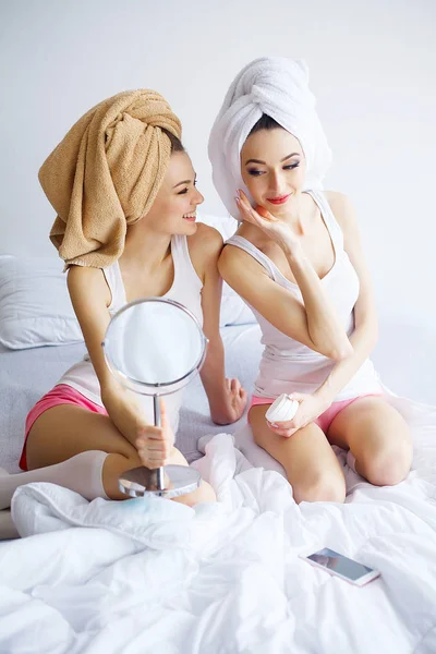 ホーム スパ美しさの純粋なきれいな肌ケア女性の自家製マスクを適用します — ストック写真
