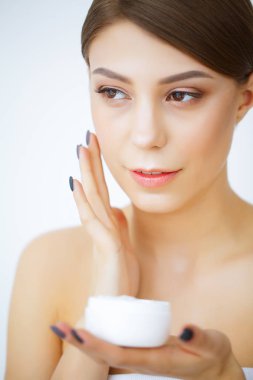 Güzellik ve bakım. Yüz kremi. Güzel bir sokan Bayan yüz kremi. Yüz bakımı. Yüksek çözünürlük