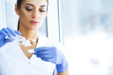 Sağlık. Doktor tutar Kontakt Lens onun elinde. Göz damlaları ile göz doktoru. Kadın damla göz ve kontakt lensler elinde tutar. Sağlıklı bir görünüm.