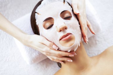 Güzellik ve bakım. Güzel genç kız maske Spa salonu ile. Spa terapisi. Yüksek çözünürlük