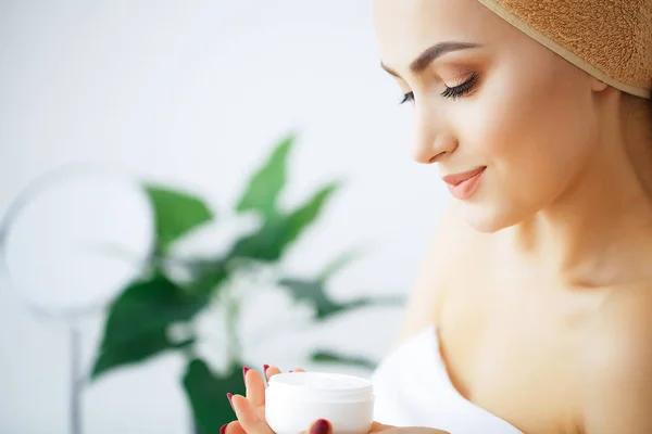 Schoonheid Verzorging Portret Van Een Meisje Met Handdoek Hoofd Ochtend — Stockfoto