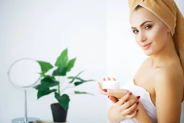 Schoonheid Verzorging Portret Van Een Meisje Met Handdoek Hoofd Ochtend — Stockfoto